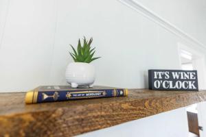 Jennifers Stylish & Modern Broadway Getaway