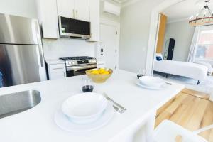 Jennifers Spa-Like Modern & Chic Broadway Retreat