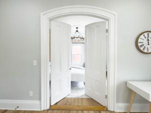 Jennifers Spa-Like Modern & Chic Broadway Retreat