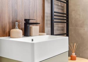 Urban Oasis - Chic 4BR Stay Perfect for Big Groups