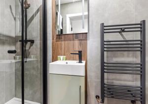 Urban Oasis - Chic 4BR Stay Perfect for Big Groups