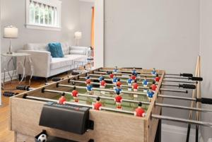 Modern 6BR Near Syracuse U, Destiny & Zoo Sleeps 18