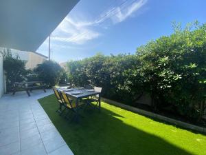 Appartement en rez-de-jardin à 100m de la plage avec terrasse et parking - FR-1-413-107