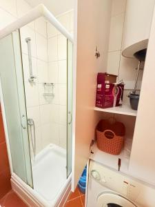 Bright and Modern Studio with Balcony