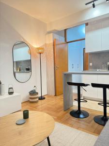 Bright and Modern Studio with Balcony