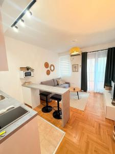 Bright and Modern Studio with Balcony