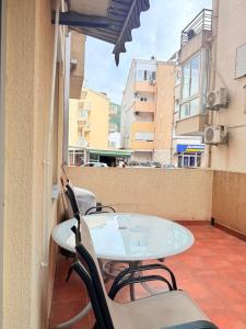 Bright and Modern Studio with Balcony