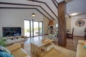 Villa Kristina with Pool - Happy Rentals