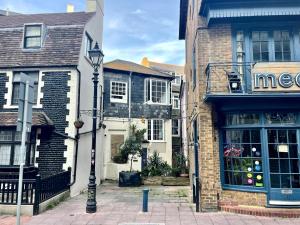 Retro Waves Retreat – A Stylish and Vibrant Getaway in Central Brighton