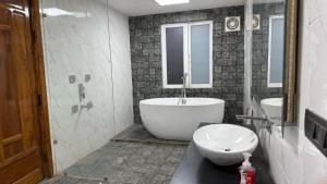 Shreehans Farms in Noida top covered Pool Lawn