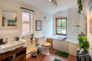 Hoole - Spacious Victorian House - Free Parking - Sleeps 8