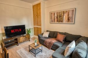 Hoole - Spacious Victorian House - Free Parking - Sleeps 8