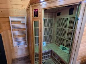 Maisons de vacances Chalet Jonquille avec Spa dans les Vosges du Sud - FR-1-583-500 : photos des chambres