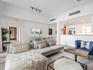 Chic City Escape - 2BR Plus Guest Room at Atria, Business Bay