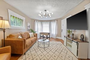 Modern 6BR Near Syracuse U, Destiny & Zoo Sleeps 18