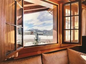 Warm Timbers Flat With Generous Living Area