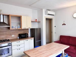 3 min to Beach Apartment with Patio AC - Il Lupo Affitta