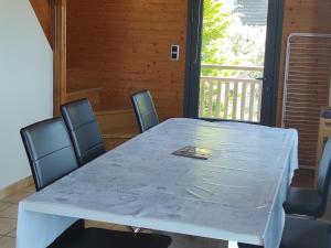 Chalets Chalet montagnard confortable a Super Besse avec grand terrain et parking prive - FR-1-814-139 : photos des chambres