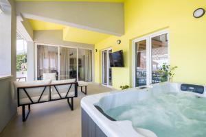 The Penthouse Harmony Beachfront with Hot Tub