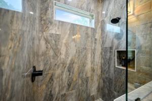 Bearly Creekin-creekside luxury cabin