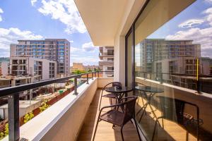 MoHost Blue - Sophisticated Retreat with Views