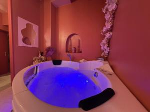 Appartements LE LOVE-ROOM, Jacuzzi, Hyper-centre : photos des chambres