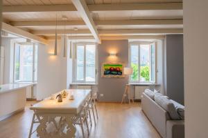 Overlooking The Lake Como Apartments