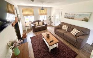 Gingerbread Cottage - Part of the The Bay Filey Holiday Village with pool, gym and direct beach access, pub, restaurant, tennis and meadows walks