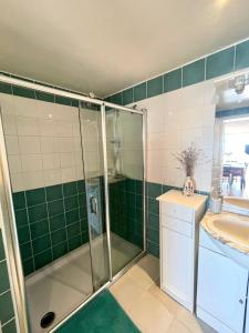 Maisons de vacances Charming little house with garden, stunning view : photos des chambres
