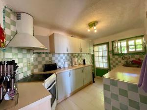 Maisons de vacances Charming little house with garden, stunning view : photos des chambres