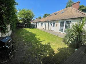 Stunning 4 bed house with huge garden and parking