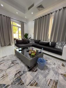 فيلا فندقيه مع حمام سباحه وحديقه 0306-888-0106