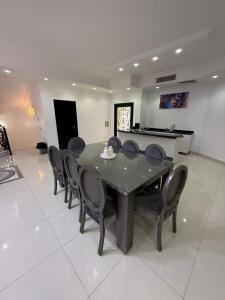 فيلا فندقيه مع حمام سباحه وحديقه 0306-888-0106