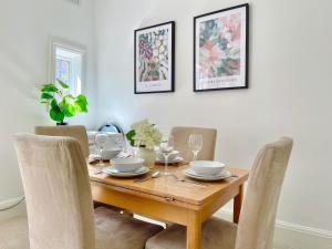 Hammersmith 3-Bedroom Maisonette with Rooftop Terrace & WiFi near Shepherds Bush & Ravenscourt Park by NourNest Apartments