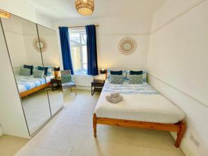 Hammersmith 3-Bedroom Maisonette with Rooftop Terrace & WiFi near Shepherds Bush & Ravenscourt Park by NourNest Apartments