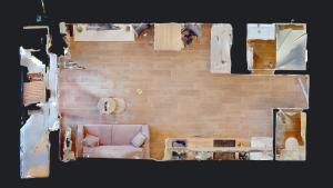 55E - Superbe studio climatisé entièrement rénové au 5ème et dernier étage sur le bord de Mer de Menton