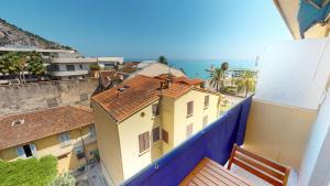 55E - Superbe studio climatisé entièrement rénové au 5ème et dernier étage sur le bord de Mer de Menton