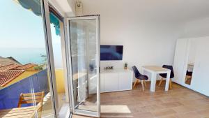 55E - Superbe studio climatisé entièrement rénové au 5ème et dernier étage sur le bord de Mer de Menton