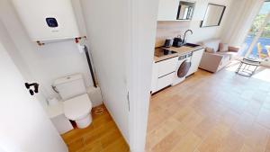 55E - Superbe studio climatisé entièrement rénové au 5ème et dernier étage sur le bord de Mer de Menton