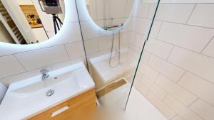 55E - Superbe studio climatisé entièrement rénové au 5ème et dernier étage sur le bord de Mer de Menton