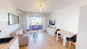 55E - Superbe studio climatisé entièrement rénové au 5ème et dernier étage sur le bord de Mer de Menton