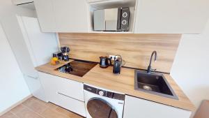 55E - Superbe studio climatisé entièrement rénové au 5ème et dernier étage sur le bord de Mer de Menton