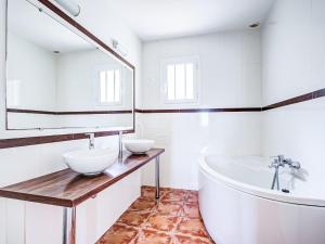 Maisons de vacances Holiday Home Jardins de Camille by Interhome : photos des chambres