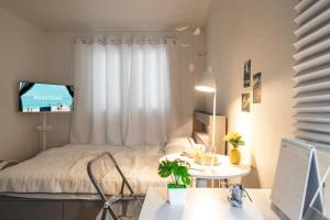 Serene Gray Retreat - 8 min walk from the subway station