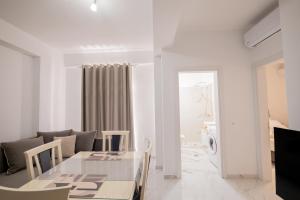 Cozy Apartment Steps from the sea