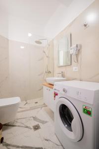 Cozy Apartment Steps from the sea