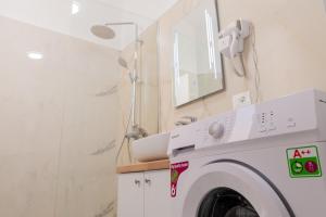 Cozy Apartment Steps from the sea