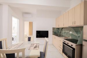 Cozy Apartment Steps from the sea