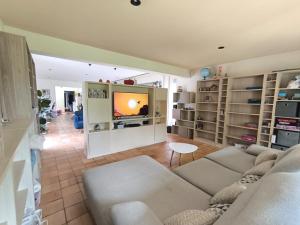 Maison darchitecte avec foret et immense jardin