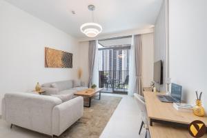 Vogue Vacation Homes, Creek Harbour Creek Crescent Waterfront Living Close to Downtown, Burj Khalifa and Dubai Mall, One Bedroom Apartment with Balcony and City View, Access toAmenities